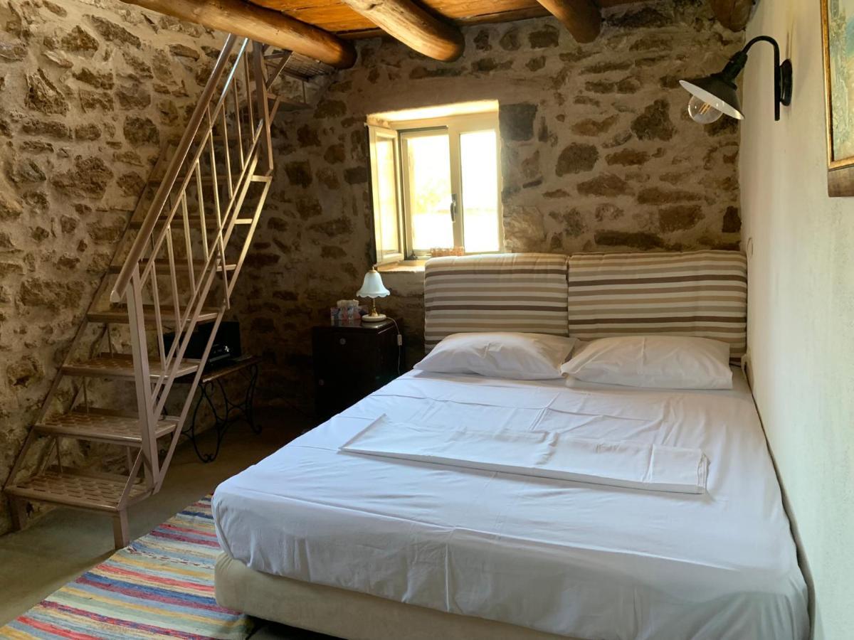 Messinian Stone House Villa ภายนอก รูปภาพ