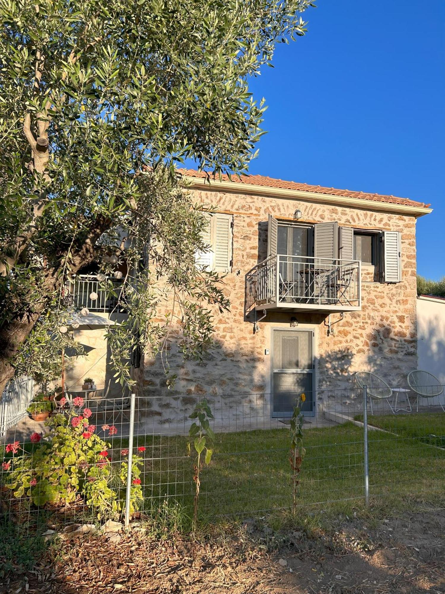 Messinian Stone House Villa ภายนอก รูปภาพ
